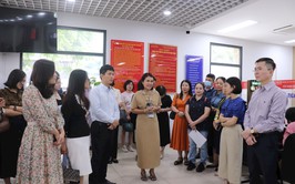 Gần 100 cán bộ, công chức đi thực tế về cải cách hành chính tại quận Tây Hồ