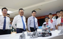 Chủ tịch UBND TP Trần Sỹ Thanh chung vui với thầy và trò Trường THCS Ngô Sĩ Liên trong ngày khai giảng
