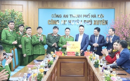 Các đồng chí lãnh đạo huyện thăm, chúc Tết một số đơn vị làm nhiệm vụ đêm giao thừa dịp Tết Nguyên đán Ất Tỵ 2025