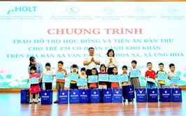 Trao hỗ trợ tiền ăn bán trú và học bổng cho 245 trẻ em có hoàn cảnh khó khăn trên địa bàn 5 xã