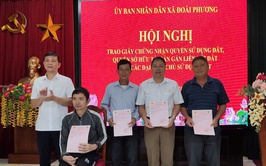 24 hộ dân xã Đoài Phương được trao giấy chứng nhận quyền sử dụng đất