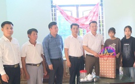 Hát Môn: Tặng quà trẻ em có hoàn cảnh khó khăn nhân dịp Tết Trung thu