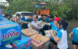 UBND phường Từ Liêm tổ chức cấp phát nhu yếu phẩm cho các hộ dân bị ngập sâu do ảnh hưởng của cơn bão số 10