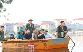 Xã Tiến Thắng hỗ trợ người dân khắc phục hậu quả mưa lũ