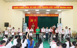 Hội đồng hương Chương Mỹ - Học tại trường Đại học nông nghiệp I trao tặng quà cho học sinh có hoàn cảnh khó khăn tại trường THCS Đồng Lạc
