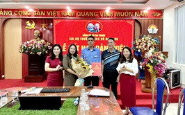
Chi bộ Trường THCS Đỗ Ngọc Du tổ chức lễ kết nạp Đảng viên mới