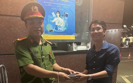 Công an phường Kim Liên hỗ trợ người dân nhận lại tài sản bị rơi