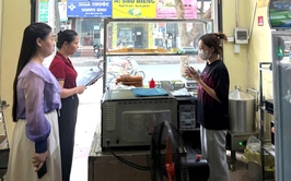 Trạm y tế phường Hà Đông tăng cường công tác kiểm tra các cơ sở kinh doanh dịch vụ ăn uống, thức ăn đường phố