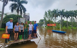 Cả hệ thống chính trị xã Quang Minh vào cuộc hỗ trợ người dân vùng ngập