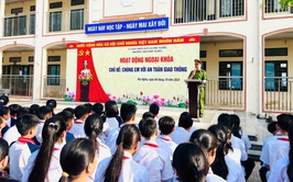 Công an xã Phú Nghĩa tuyên truyền an toàn giao thông cho học sinh Trường THCS Phú Nghĩa