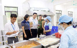 Đoàn liên ngành xã Trần Phú kiểm tra công tác an toàn thực phẩm bữa ăn bán trú tại các trường trên địa bàn