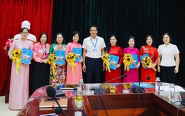 UBND phường Long Biên công bố Quyết định bổ nhiệm lại viên chức quản lý trường học