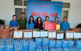 Công an phường Cầu Giấy hỗ trợ các đơn vị bị thiệt hại do bão lũ