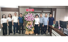 Thường trực Đảng ủy phường Bồ Đề chúc mừng các doanh nghiệp trên địa bàn nhân ngày Doanh nhân Việt Nam 13/10