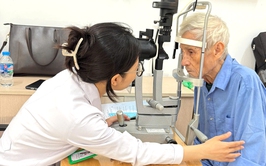 Chùm ảnh: Phường Thanh Xuân tổ chức tư vấn, khám sức khỏe, giải phóng mù lòa cho người cao tuổi