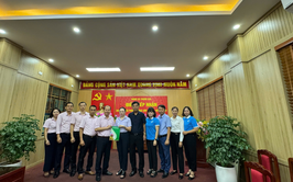 Ngân hàng Chính sách xã hội Thành phố Hà Nội chia sẻ khó khăn với người dân trên địa bàn xã Trung Giã, Đa Phúc trong đợt lũ vừa qua.