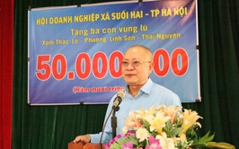 Hội Doanh nghiệp xã Suối Hai thăm và trao quà hỗ trợ cho nhân dân vùng lũ tỉnh Thái Nguyên.