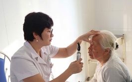 BVĐK Ba Vì khám, cấp thuốc miễn phí và tặng quà cho gần 300 người cao tuổi