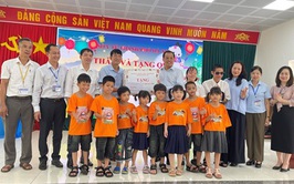 Phó Giám đốc Sở Y tế Hà Nội Đinh Hồng Phong thăm và tặng quà trung thu cho trẻ em khuyết tật