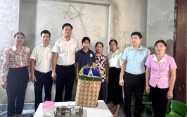 Hát Môn thăm và tặng quà các cháu thiếu nhi có hoàn cảnh đặc biệt khó khăn nhân dịp tết Trung thu 2025