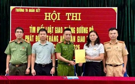 Tuyên truyền an toàn giao thông cho học sinh trường Tiểu học Đoàn Kết