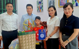 Chủ tịch UBND xã Hát Môn thăm, tặng quà các cháu có hoàn cảnh khó khăn nhân dịp tết Trung thu