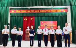 Chi hội Khuyến học Phú Vinh Tuyên dương học sinh, sinh viên xuất sắc năm học 2024 - 2025