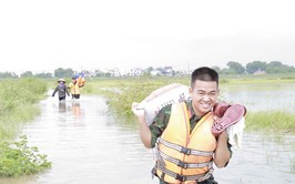 Xã Đa Phúc: Khoảng 350 bộ đội, dân quân hỗ trợ người dân thu hoạch lúa chạy lũ
