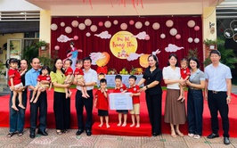 Sơn Tây tặng quà các cháu thiếu nhi dịp Tết Trung thu
