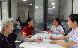 Gần 1.000 người cao tuổi phường Định Công được khám sức khỏe miễn phí