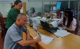 Phòng giao dịch NHCSXH Thanh Oai giải ngân cho khách hàng đầu tiên vay vốn phục vụ học tập