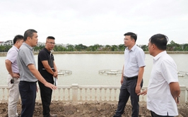 Đồng chí Chủ tịch UBND xã kiểm tra hiện trường các dự án đang thi công trên địa bàn xã Gia Lâm