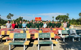 Hội CCB xã Thư Lâm bàn giao ghế đá quanh hồ điều hòa - Theo mô hình dân vận khéo năm 2025.
