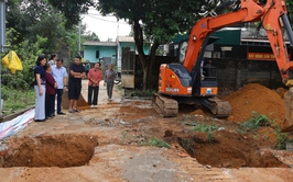 Đồng chí Phó Bí thư Thường trực Đảng ủy xã Đoài Phương kiểm tra tiến độ xây, sửa nhà 