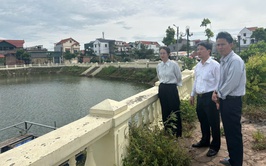 Đồng chí Bí thư Đảng ủy, Chủ tịch HĐND xã khảo sát, làm việc tại thôn Chi Đông