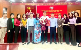Chi bộ Văn phòng HĐND-UBND phường Định Công tổ chức Lễ kết nạp Đảng viên mới