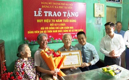 Đồng chí Bí thư Đảng ủy xã Phú Xuyên trao Huy hiệu 70 năm tuổi Đảng cho đảng viên cao tuổi