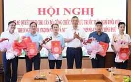 An Khánh trao Quyết định cho cán bộ, công chức nghỉ hưu trước tuổi, nghỉ thôi việc theo Nghị định số 178 của Chính phủ