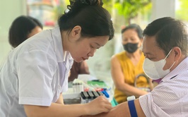 Khám sức khỏe cho gần 1000 người cao tuổi xã Ô Điên