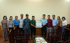Lãnh đạo xã Thanh Oai động viên lực lượng quân đội giúp Nhân dân thu hoạch lúa mùa
