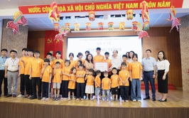 Lãnh đạo Sở Y tế thăm và tặng quà trung thu cho các cháu thiếu nhi