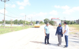 Công dân Nguyễn Văn Hồng, Thôn Trung tự nguyện hỗ trợ kinh phí tuyến đường Thượng Vực đi Hòa Chính 150 triệu đồng.