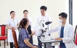 Phó Chủ tịch UBND xã Quang Minh Phạm Anh Tuấn thăm, kiểm tra, động viên công tác khám sức khỏe nhân dân năm 2025