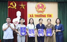 UBND xã Thường Tín trao quyết định điều động và bổ nhiệm và bổ nhiệm lại các chức vụ quản lý các trường mầm non, tiểu học công lập trực thuộc xã.