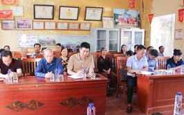 Đồng chí Phùng Văn Tài- Phó Bí thư Thường trực Đảng uỷ xã Quốc Oai dự sinh hoạt chi bộ tại thôn Phượng Cách 3