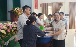 XÃ TRUNG GIÃ TỔ CHỨC HƯỚNG DẪN NGƯỜI DÂN XỬ LÝ MÔI TRƯỜNG SAU NGẬP LỤT