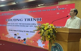 Tặng quà cho các trẻ em đang điều trị tại Bệnh viện đa khoa Hà Đông nhân nhịp Tết Trung thu