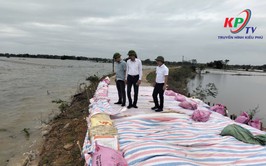 Lãnh đạo UBND xã Kiều Phú kiểm tra công tác ứng phó, phòng chống cơn bão số 11 trên địa bàn xã