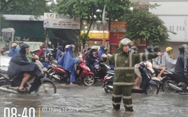 Công an phường Thanh Xuân tích cực tham gia phân luồng giao thông, phòng chống úng lụt sau mưa bão lớn
