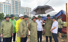 Lãnh đạo thành phố kiểm tra, chỉ đạo công tác ứng phó mưa bão tại phường Xuân Phương
